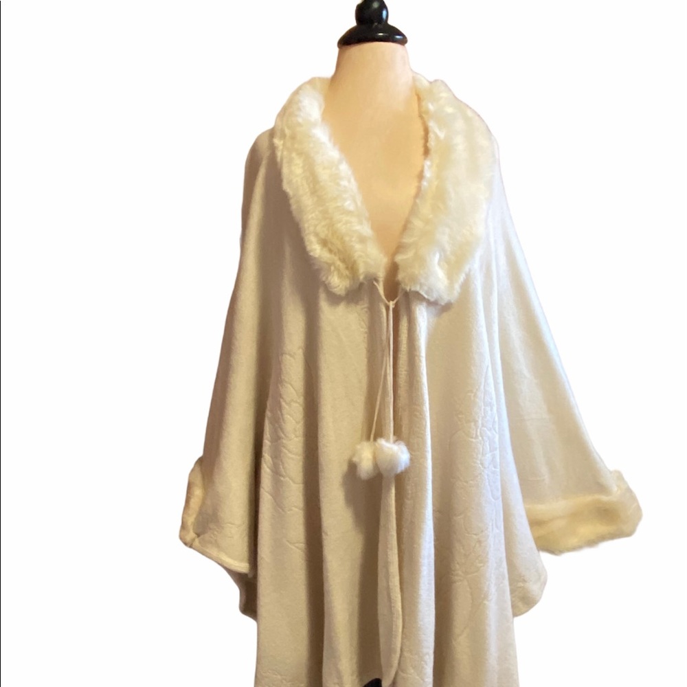 Gorgeous white poncho with faux fur